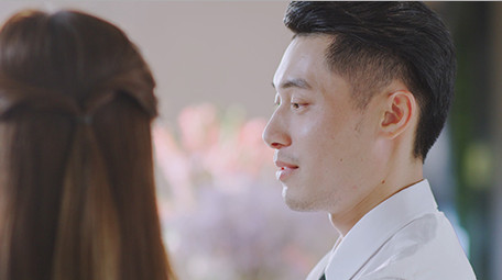 商务西装男女指点微笑实拍特写室内