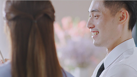 商务西装男女指点微笑实拍特写室内