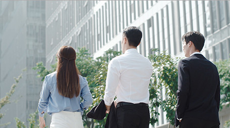 商务男女人物背影马路气质实拍