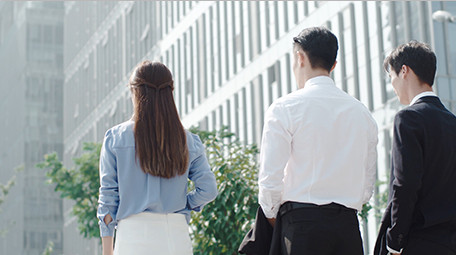 商务男女人物背影马路气质实拍