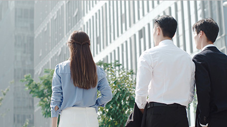 商务男女人物背影马路气质实拍