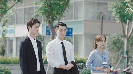 商务男女人物西装指点交流实拍室外