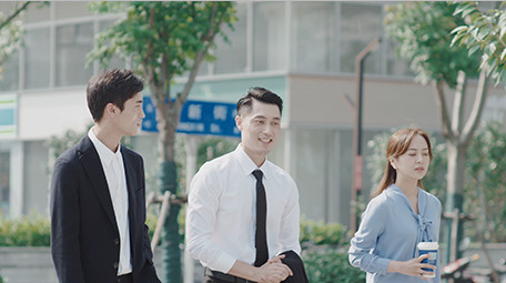 商务男女人物西装指点交流实拍室外