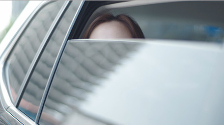 商务女人物车内开窗微笑眯眼实拍