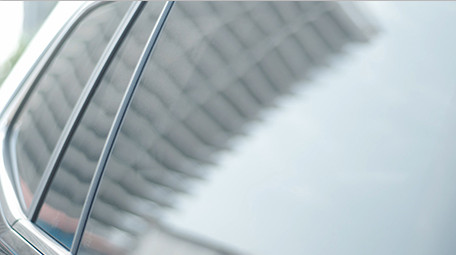 商务女人物车内开窗微笑眯眼实拍