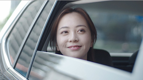 商务女人物车内开窗微笑眯眼实拍