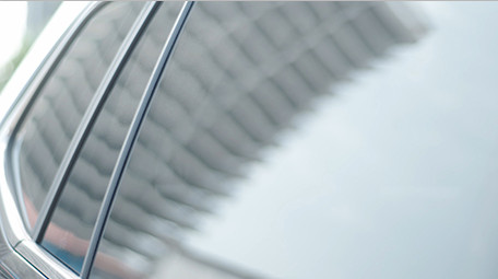 商务女人物车内开窗微笑眯眼实拍