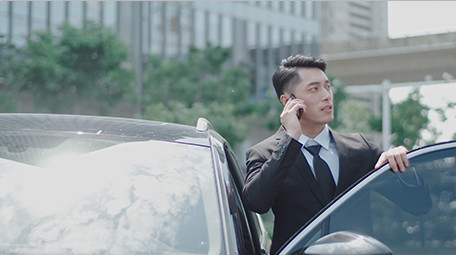 商务气质西装男交流下车打电话实拍