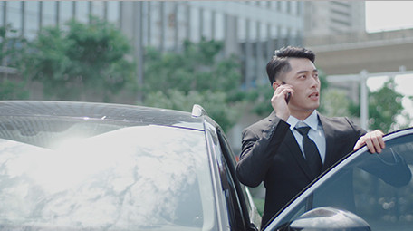 商务气质西装男交流下车打电话实拍