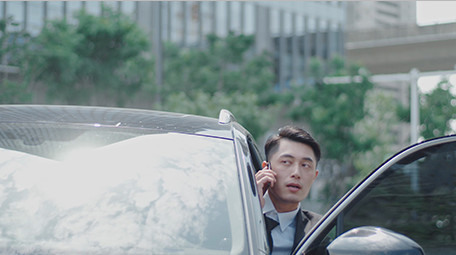 商务气质西装男交流下车打电话实拍