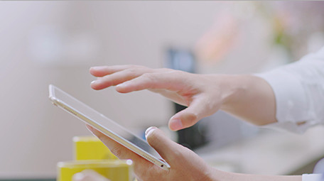 商务特写室内平板操作手指实拍