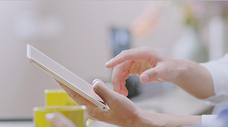 商务特写室内平板操作手指实拍