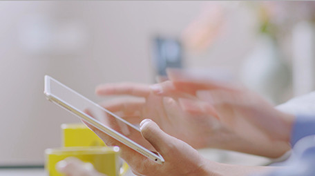 商务特写室内平板操作手指实拍