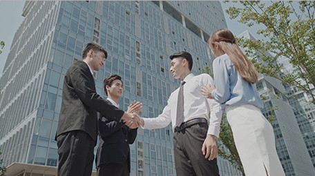 商务男仰拍交流合作成功鼓掌实拍