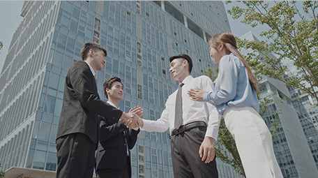 商务男仰拍交流合作成功鼓掌实拍