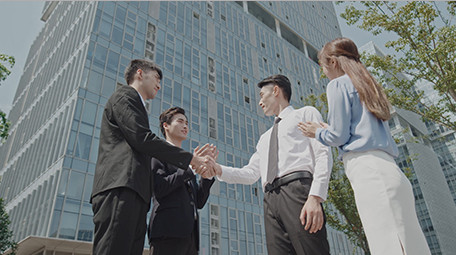 商务男仰拍交流合作成功鼓掌实拍