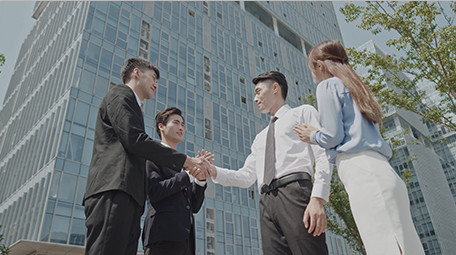 商务男仰拍交流合作成功鼓掌实拍