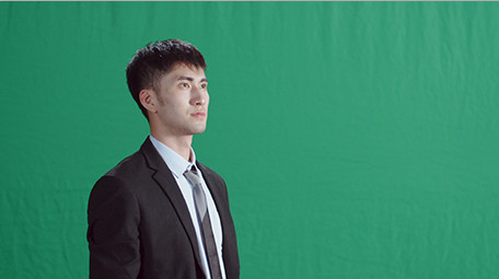 商务气质男绿幕滑动实拍室内