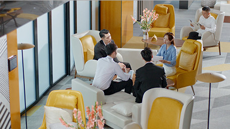 商务男女谈论工作窗边沙发室内实拍