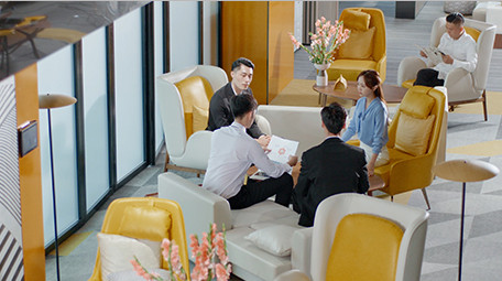 商务男女谈论工作窗边沙发室内实拍