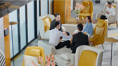 商务男女谈论工作窗边沙发室内实拍