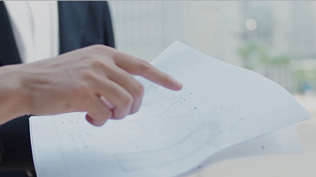 商务职员图纸指点实拍外景