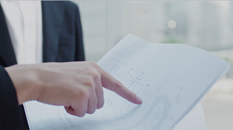 商务职员图纸指点实拍外景