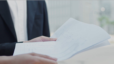 商务职员图纸指点实拍外景