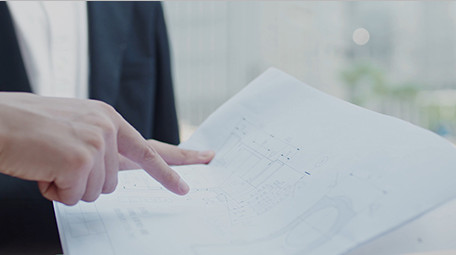 商务职员图纸指点实拍外景