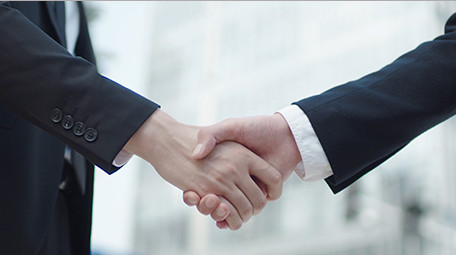 商务西装握手特写实拍交流成功室外