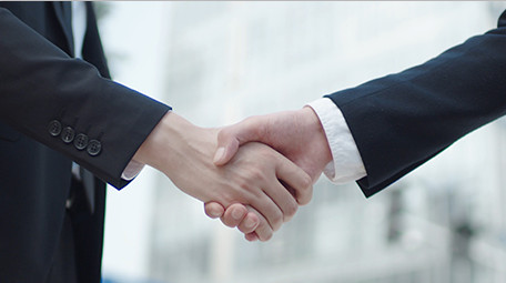 商务西装握手特写实拍交流成功室外