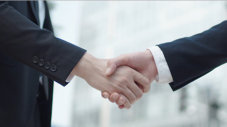 商务西装握手特写实拍交流成功室外