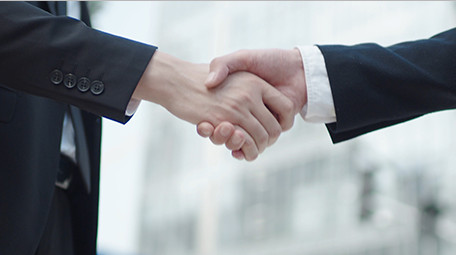 商务西装握手特写实拍交流成功室外