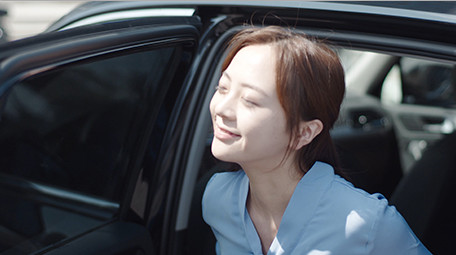 商务女开门汽车下车微笑外拍特写实拍