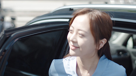 商务女开门汽车下车微笑外拍特写实拍