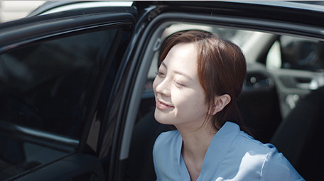 商务女开门汽车下车微笑外拍特写实拍