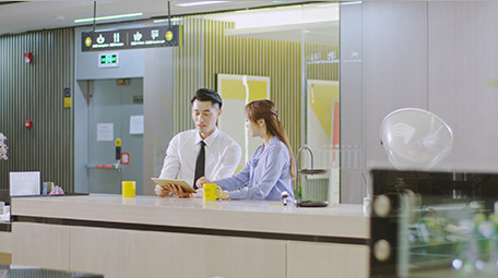 商务西装男女喝东西指点平板实拍