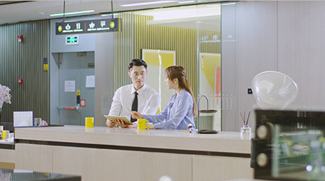 商务西装男女喝东西指点平板实拍