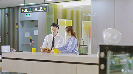 商务西装男女喝东西指点平板实拍