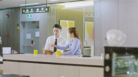 商务西装男女喝东西指点平板实拍