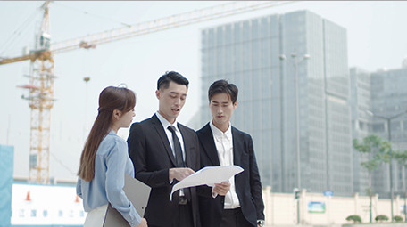 商务西装男女交流中景大气未来展望实拍