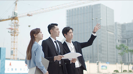 商务西装男女交流中景大气未来展望实拍