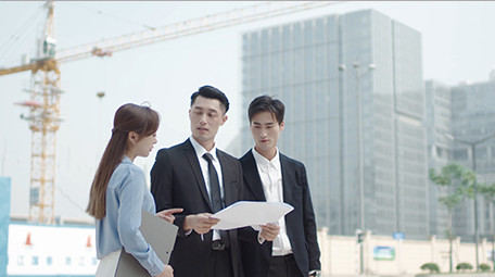 商务西装男女交流中景大气未来展望实拍