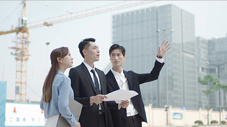 商务西装男女交流中景大气未来展望实拍