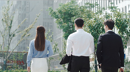 商务领导客户西装男大气背影室外实拍