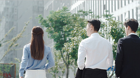 商务领导客户西装男大气背影室外实拍