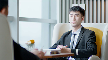 商务西装气质男谈论合作窗边沙发室内实拍