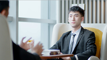 商务西装气质男谈论合作窗边沙发室内实拍