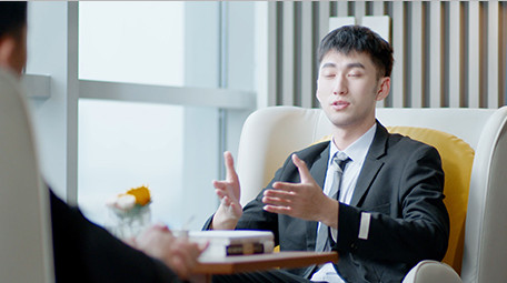 商务西装气质男谈论合作窗边沙发室内实拍