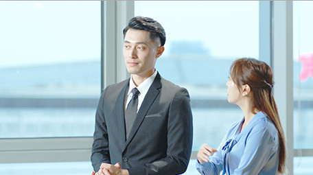 商务西装男女指点室内近景实拍